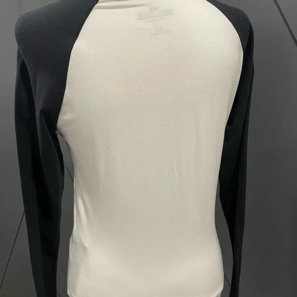 Hollister Black and White Raglan Top - Picture 6 of 10
